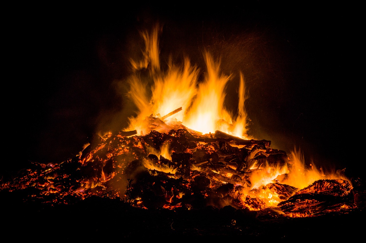 easter-fire-384602_1280(1)